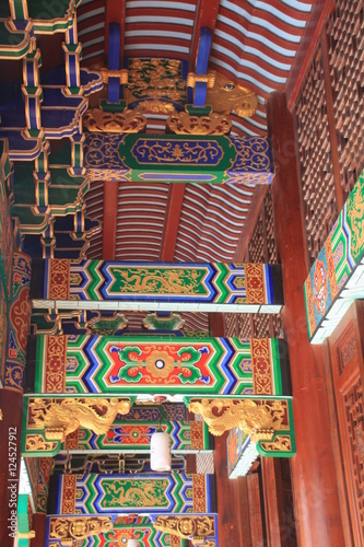 les décorations colorées du temple de Dapeng