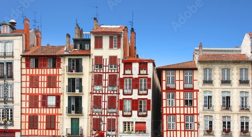 Bayonne : Façades le long de la Nive / Pays Basque - France