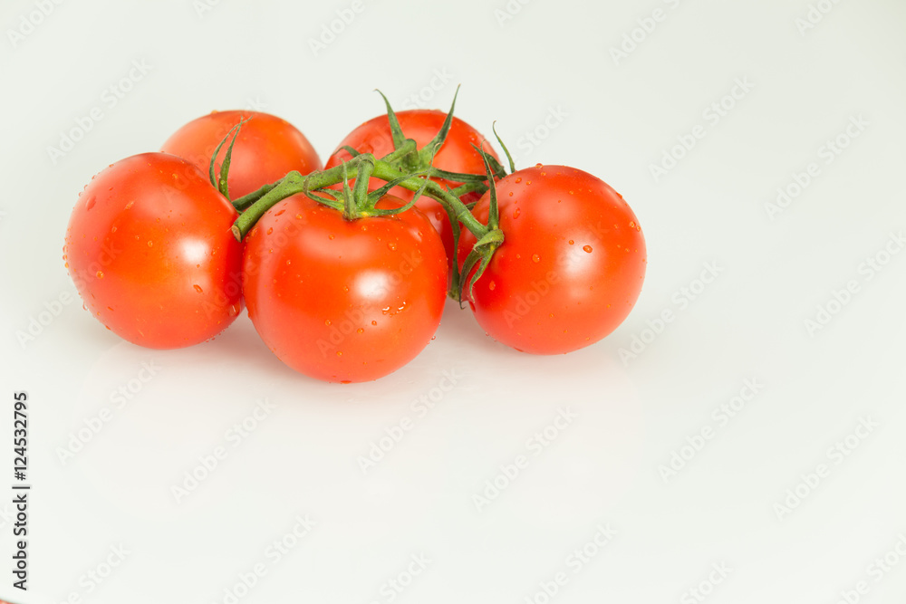 Pomidory wyizolowane na białym tle