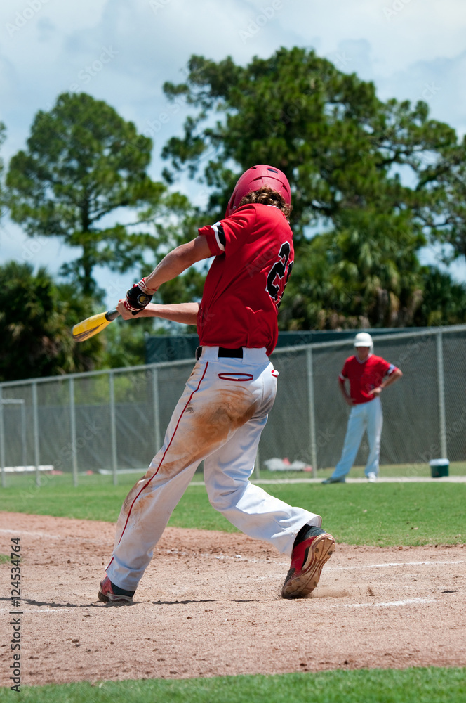 Obraz premium American baseball player swinging bat
