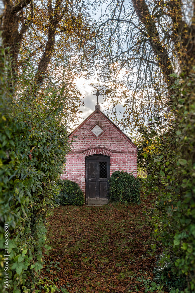 Obraz premium Kleine Kapelle im Grünen