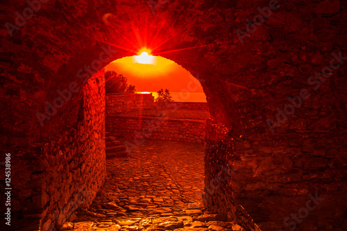Papier peint Spectacular sunset at the Palamidi Castle fortress which dominates Nafplio city, Peloponnese, Greece