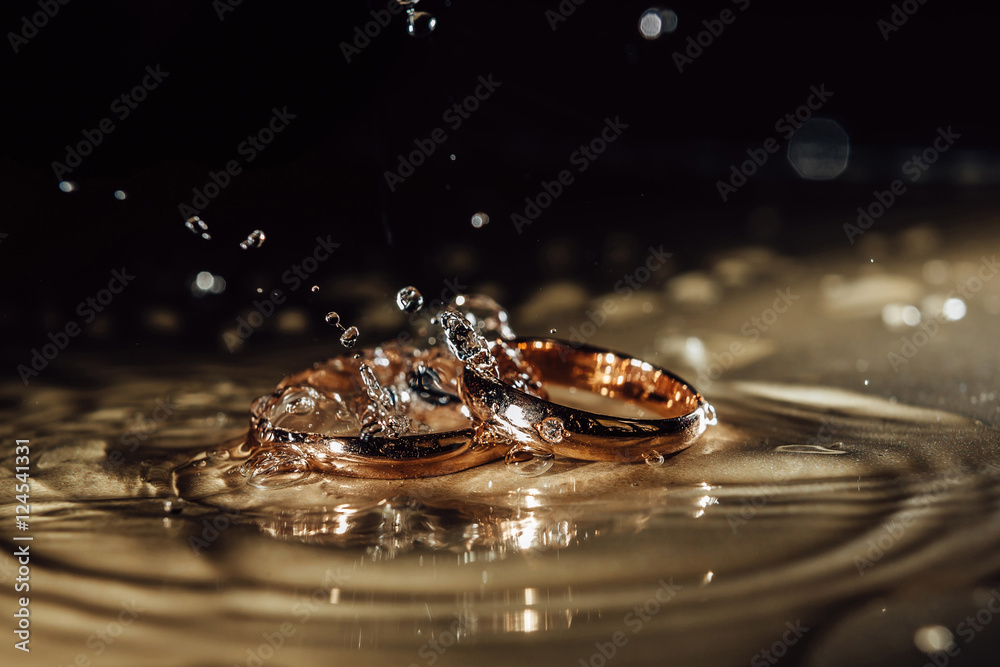 Wedding Rings Sinking in Water, Water Bubbles, Wedding details