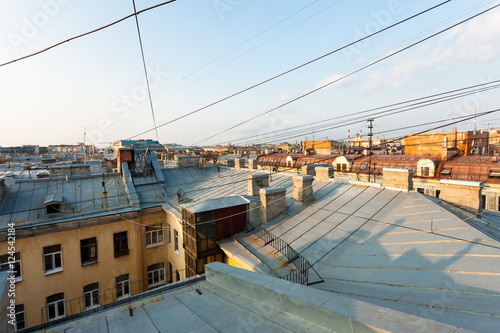 прекрасный романтичный вид с крыш Санкт-Петербурга в цент ре города