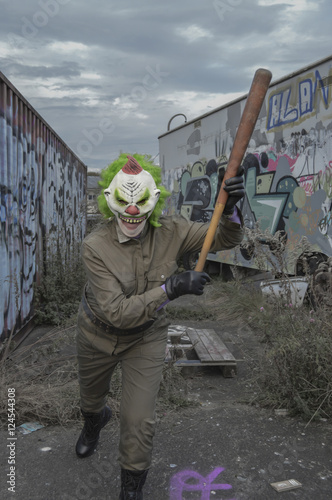 Grusel-Clown, Horror-Clown, Killer-Clown droht mit Baseball-Schläger 3 photo