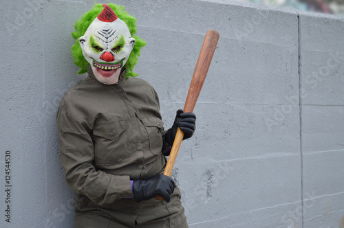 Grusel-Clown, Horror-Clown, Killer-Clown droht mit Baseball-Schläger 2 photo