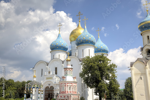Собор Успения Пресвятой Богородицы, киворий над источником и надкладезная часовня. Троице-Сергиева лавра. Сергиев Посад, Россия.