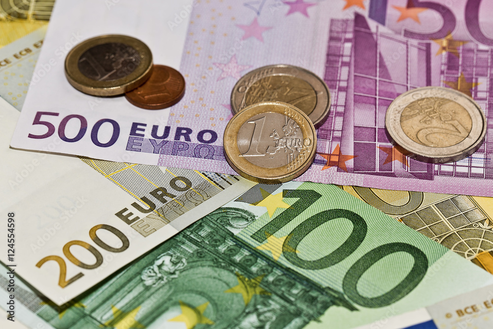 Geld: Tausende Euros am Tisch - Geldscheine und Münzen Geld: Tausende Euros am Tisch - Geldscheine und Münzen