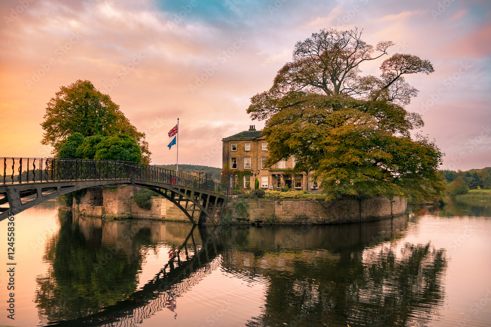 Naklejka premium Walton Hall in a scenic setting of rolling parkland with its own