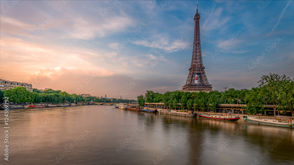 Obraz premium Eiffel Tower and Seine River