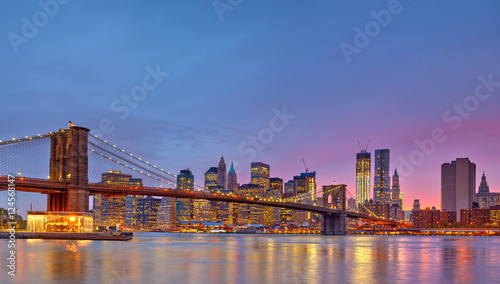 Fototapeta Naklejka Na Ścianę i Meble -  Brooklyn bridge and Manhattan at dusk, New York City