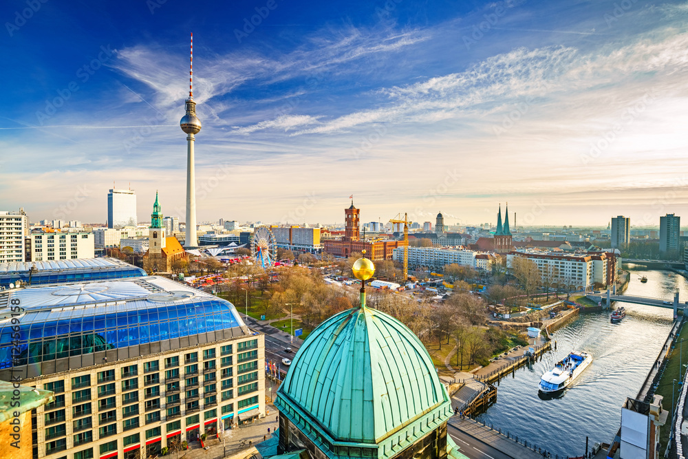 Fototapeta premium Widok z lotu ptaka na Alexanderplatz i bomblowanie rzece, Berlin, Niemcy