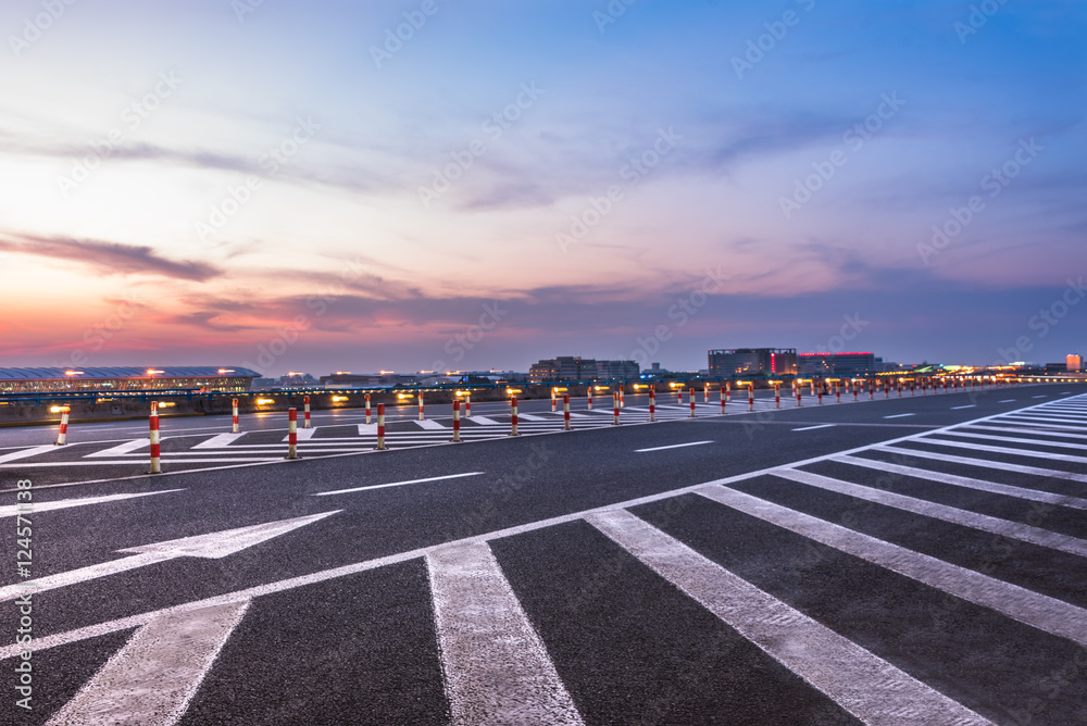 Obraz premium empty asphalt road through modern city in China.