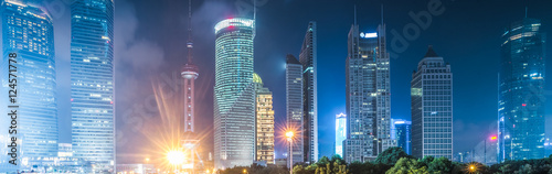 szanghaj-skyline-w-nocy-w-chinach