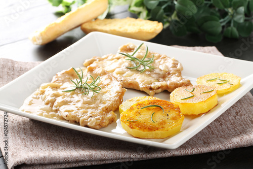 Scaloppina with rosemary with baked potatoes