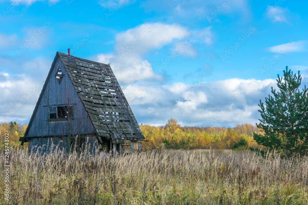 Obraz premium The old house standing alone in a field.