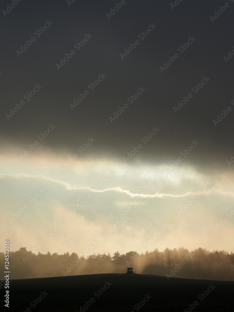 Dunkle Wolkenwand über kleiner Hütte auf dem Feld Dunkle Wolkenwand über kleiner Hütte auf dem Feld