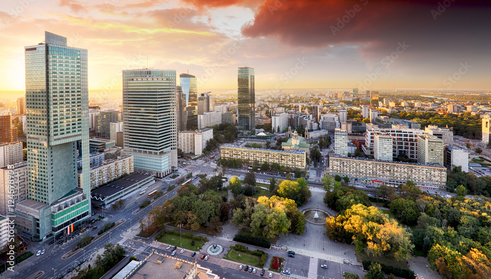 Obraz Warszawski miasto z nowożytnym drapaczem chmur przy zmierzchem, Polska