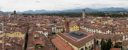 Lucca in der Toscana. Panoramablick über die Stadt mit der Piazza dell' Anfiteatro.