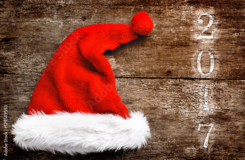 bonnet de Noël sur fond bois et année 2017 écrit en blanc