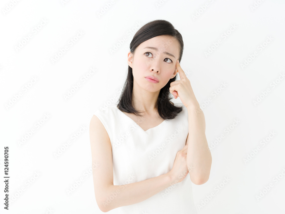 悩む若い女性 悩む若い女性