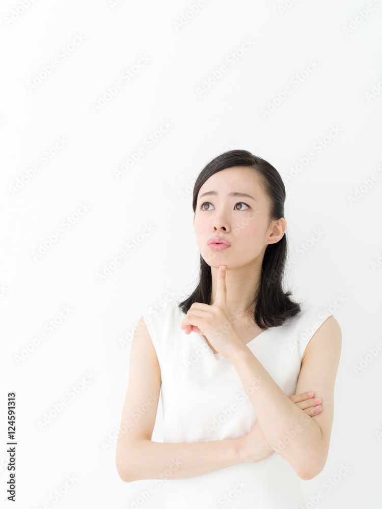 悩む若い女性 悩む若い女性