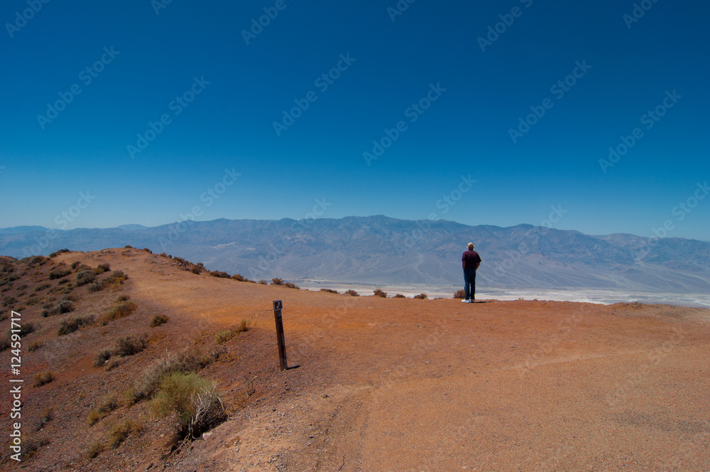Mann mit Hut blickt in die Weiten des Death Valley