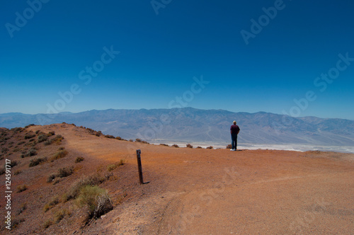Mann mit Hut blickt in die Weiten des Death Valley