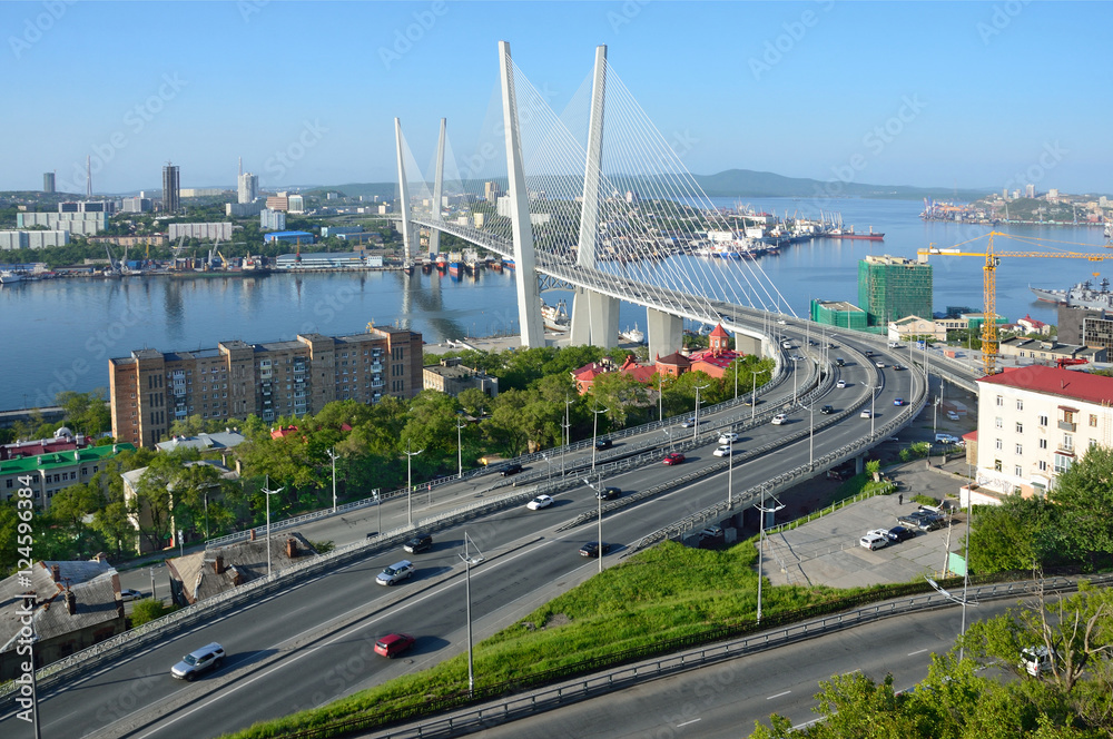 Владивосток, вантовый мост через бухту Золотой Рог и вид на мыс Чуркина в июне
