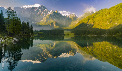 Jezioro alpejskie o poranku photo