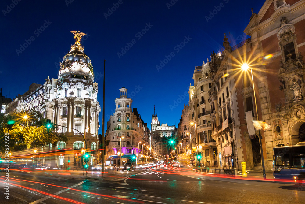 Obraz Promienie światła na Gran przez ulicę, głównej ulicy handlowej w Madrycie w nocy. Hiszpania, Europa.