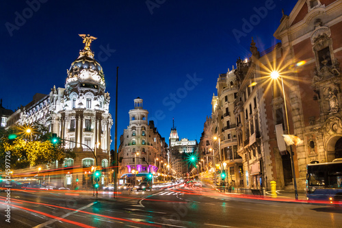 Obraz na płótnie Promienie światła na Gran przez ulicę, głównej ulicy handlowej w Madrycie w nocy. Hiszpania, Europa.