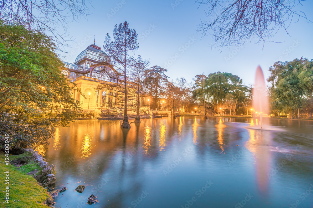 Obraz premium The blue lake of the Crystal Palace