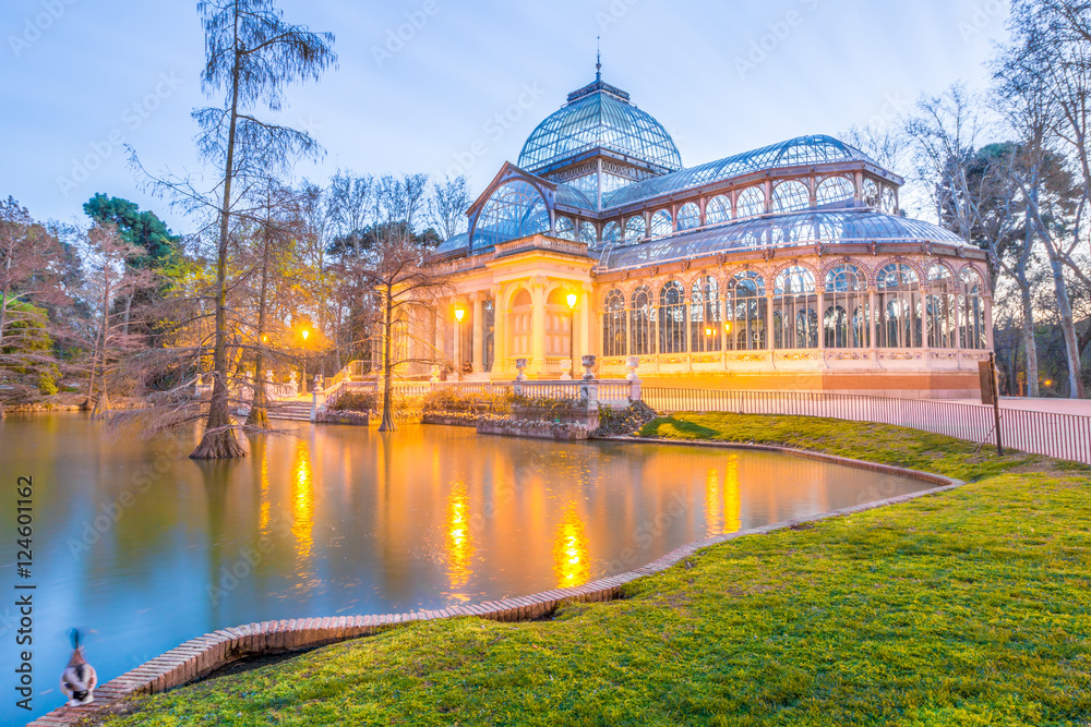 Fototapeta premium Observing the Crystal Palace