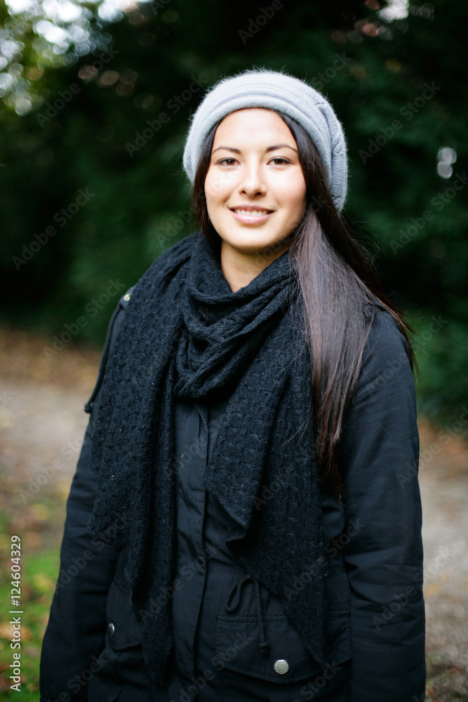 junge Frau im dunklen Herbst unterwegs junge Frau im dunklen Herbst unterwegs