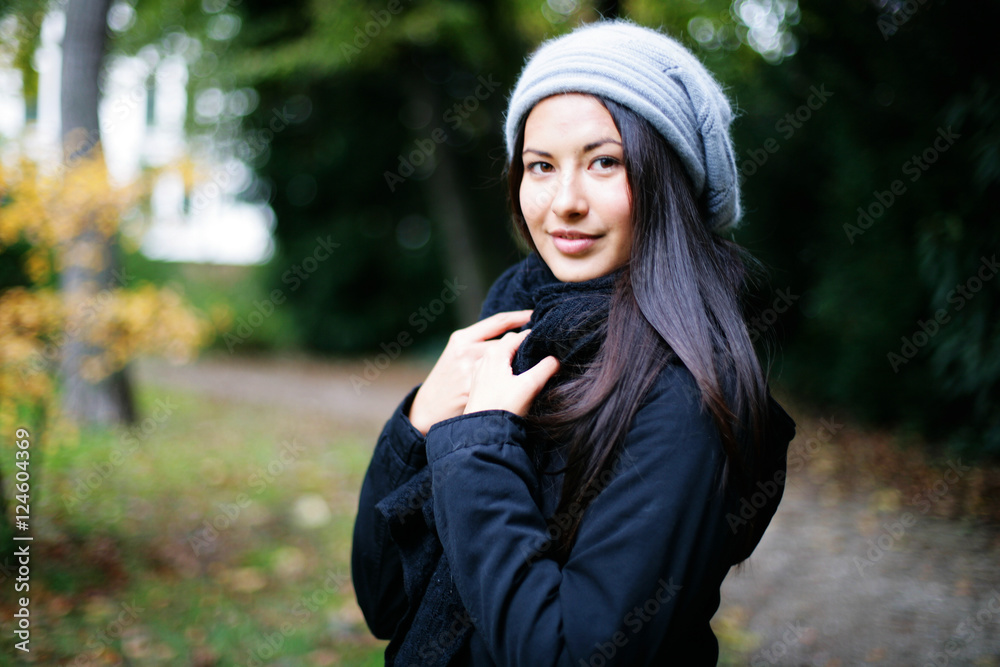 junge Frau im dunklen Herbst unterwegs