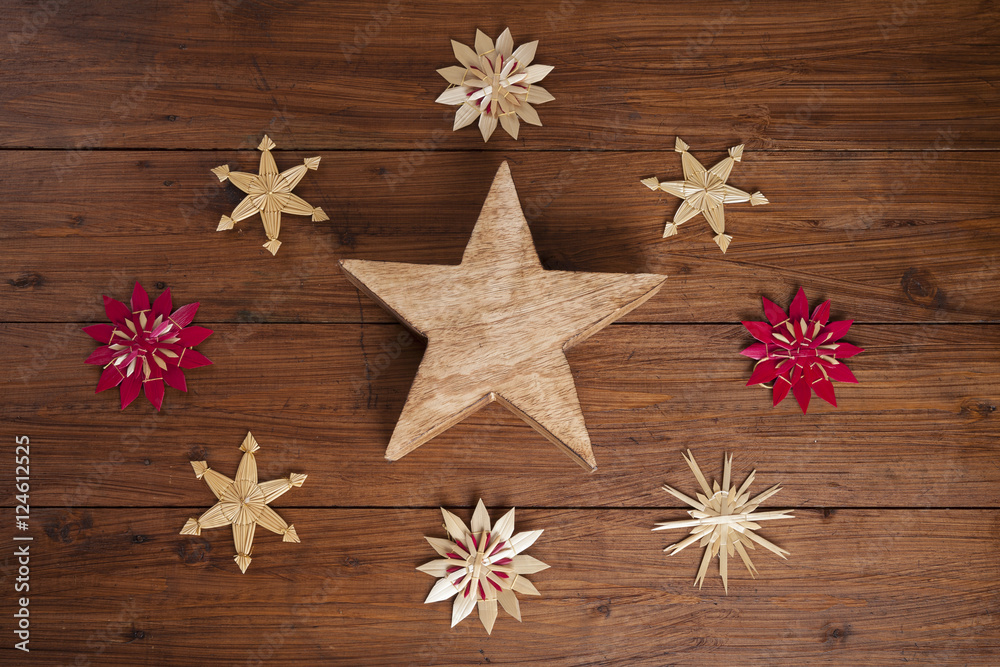 Fototapeta premium Sterne aus Holz und Stroh