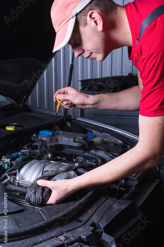 mechanic in auto repair service