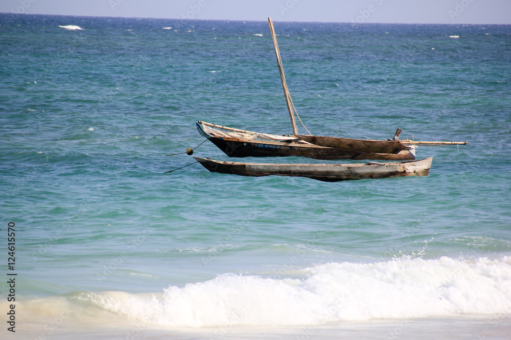 Fischerboote am Diani Beach