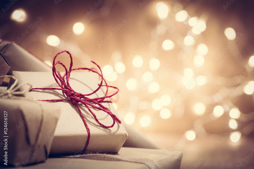 Φωτογραφία Rustic retro gifts, present boxes on glitter background