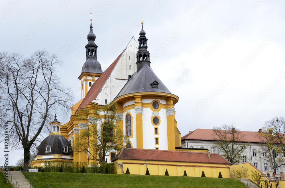 Neuzelle, barocke Klosterkirche vom Klostergarten gsehen