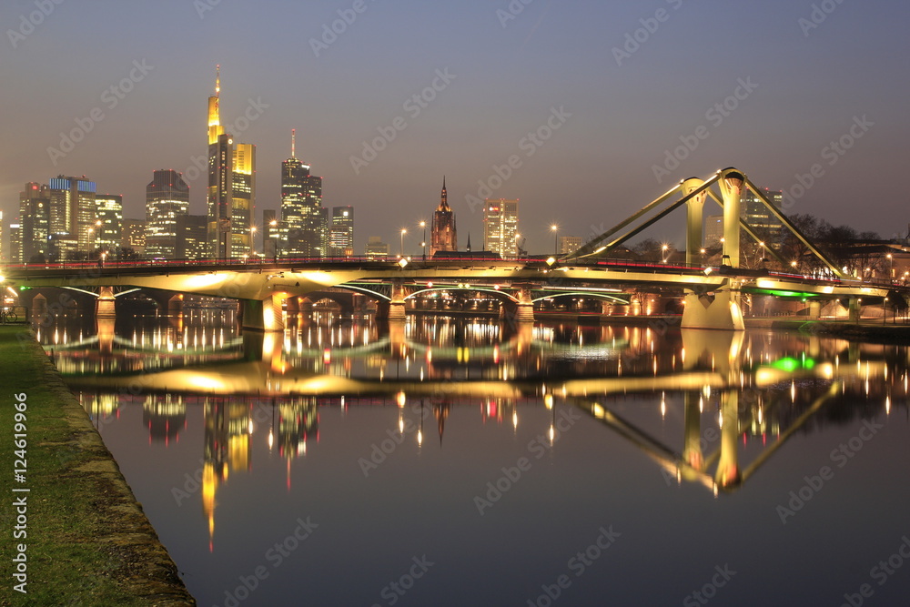 Fototapeta premium Frankfurt-Skyline am Abend