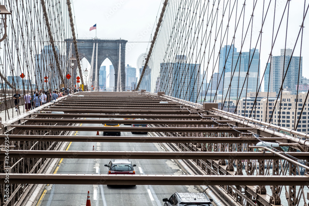 Obraz premium Crossing the Brooklyn bridge