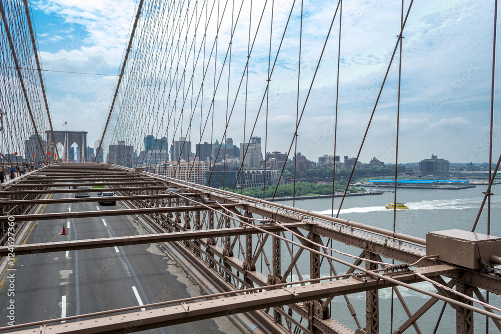 Obraz premium Crossing the Brooklyn bridge