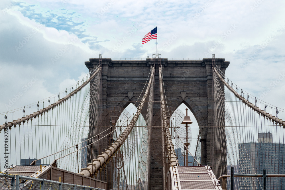 Fototapeta premium Crossing the Brooklyn bridge