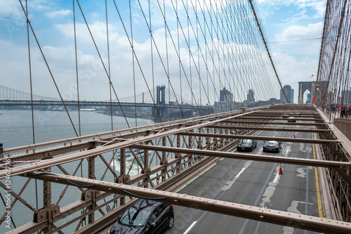 Crossing the Brooklyn bridge © rmbarricarte