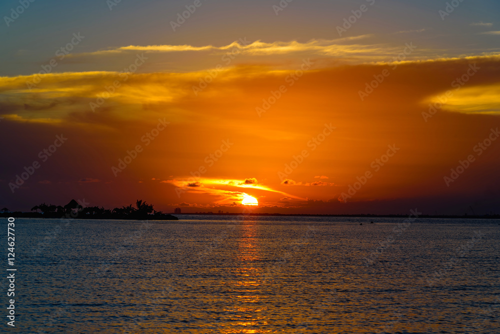 Naklejka premium Sea sunset quietly