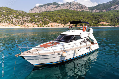 Luxury yacht on turquoise water between the islands © ArtEvent ET