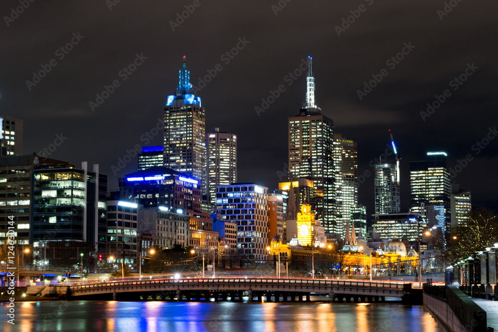 Fototapeta premium Nocą nad rzeką Yarra w Melbourne