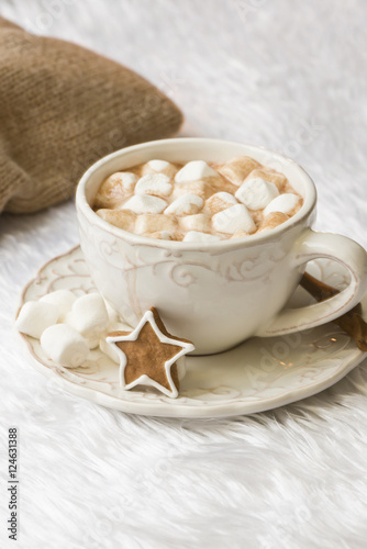 Kakao mit Marshmallow und Lebkuchen Stern